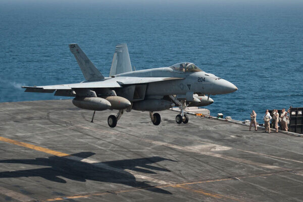 米空母またも「海に戦闘機落としました」約1週間で2機も失う 実は同件以外にも事故が多発している？