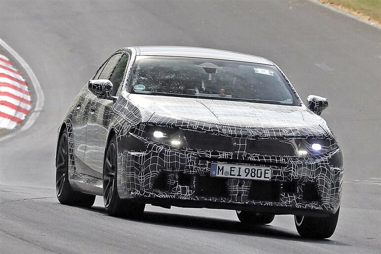 【もう変わるの？】1年足らずでフェイスリフトへ　新型BMW「M5」、ニュルでのテスト風景を初キャッチ