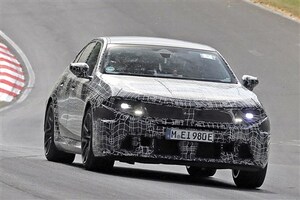 【もう変わるの？】1年足らずでフェイスリフトへ　新型BMW「M5」、ニュルでのテスト風景を初キャッチ