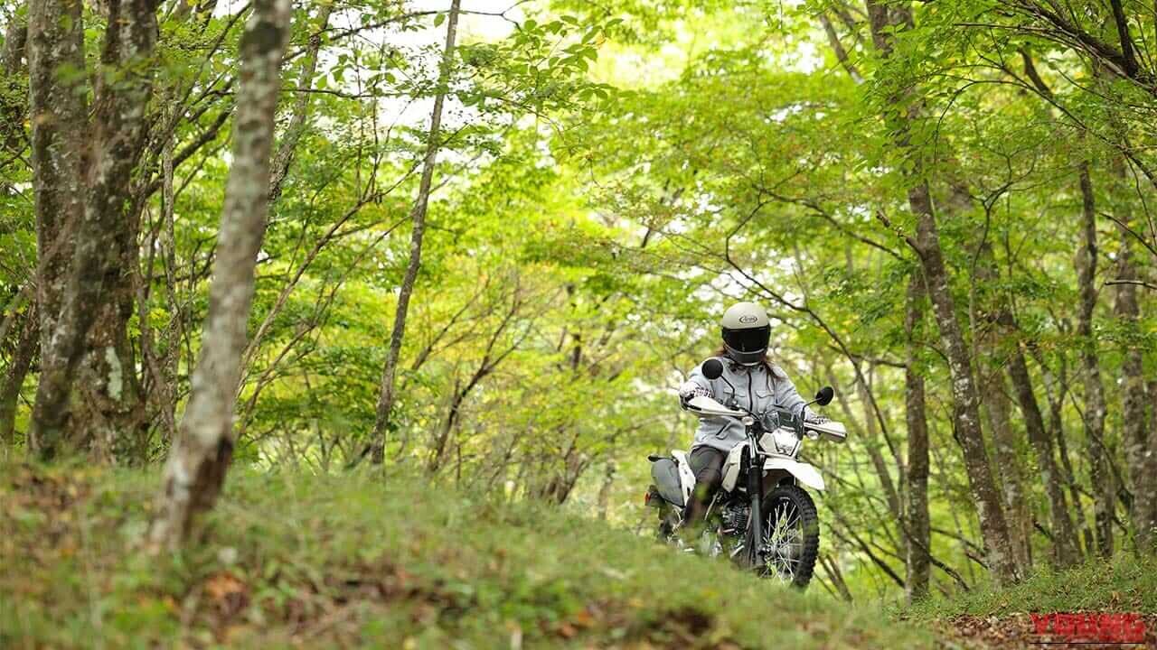 【新型試乗】カワサキ KLX230シェルパSは「軽く小さく初心者にも優しい」。レーシング女子・岡崎静夏の軽アドベンチャー＆オフロード一気試乗