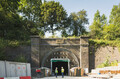 【130年前の廃墟】捨てられた鉄道トンネルが極秘のテストコースになるまで　英ケイツビー・トンネル