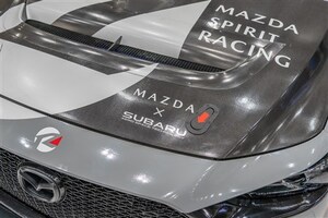 なぜ「マツダ3」に「SUBARU」ロゴ!? ゴミから生まれCO2排出激減の「再生カーボン」が結んだ異色のコラボ