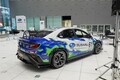 なぜ「マツダ3」に「SUBARU」ロゴ!? ゴミから生まれCO2排出激減の「再生カーボン」が結んだ異色のコラボ