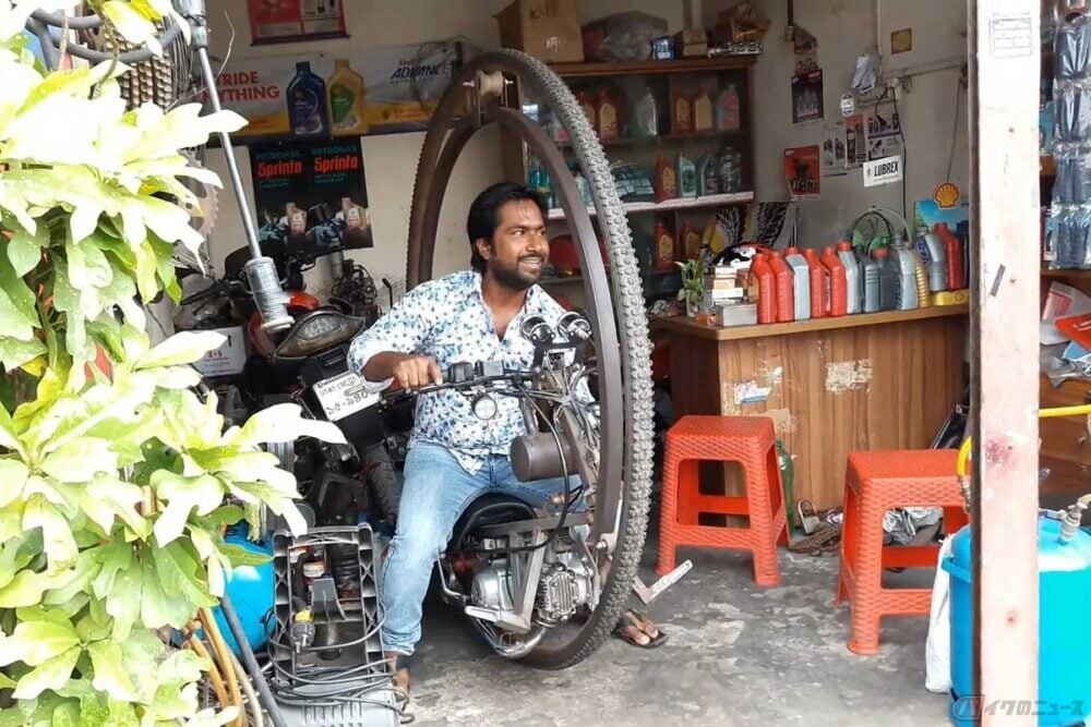 何だコリャ!?　タイヤの中に人がいる「モノホイール」　ハンドルで操作できないバランスが命という珍車