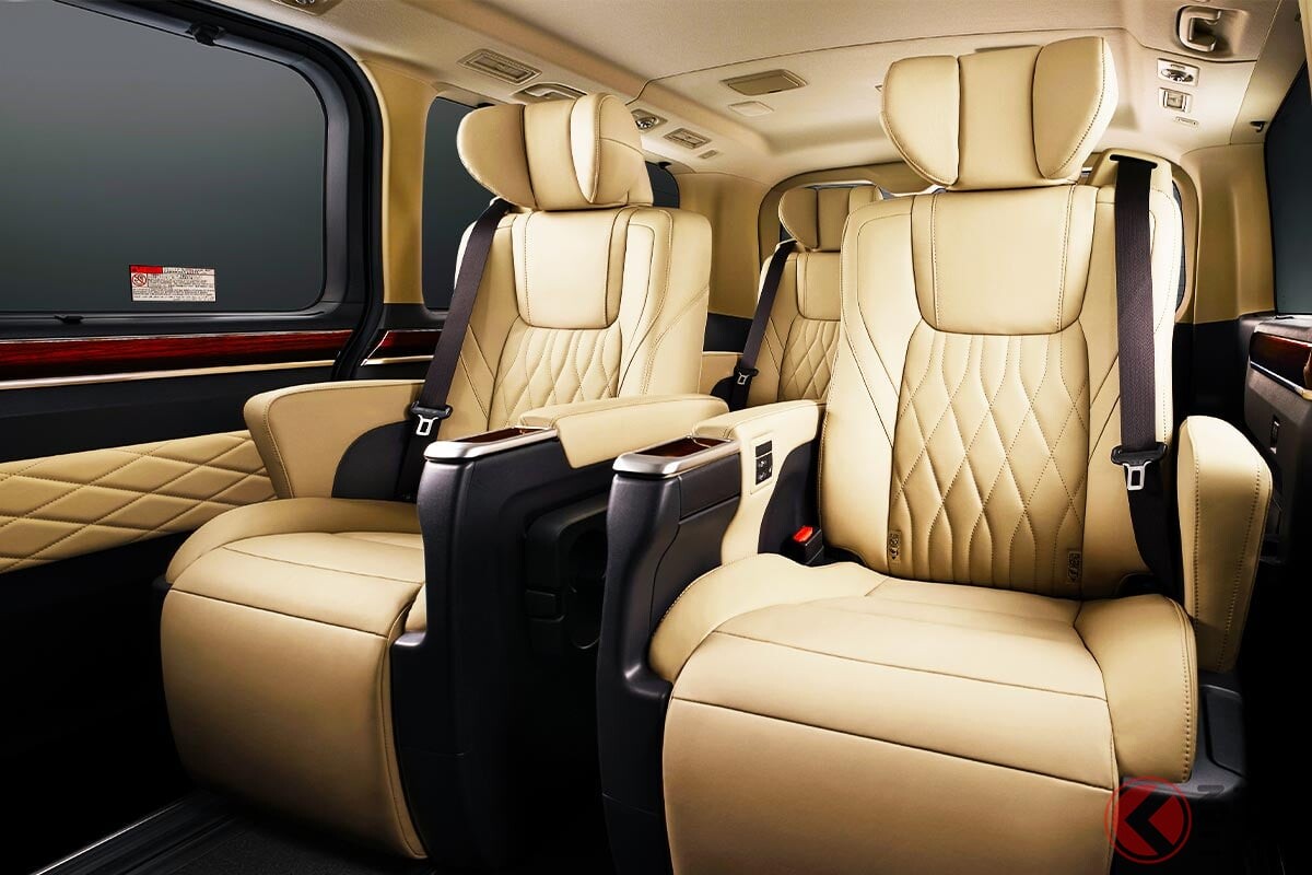 トヨタ斬新「“4列8人乗り”FRミニバン」に反響集まる！ 「アルファードよりも大きくて迫力がすごい」の声も！ “めちゃ広ッ空間”に「豪華内装」の“3列6人乗り”仕様も魅力！ 「グランエース」に再注目！