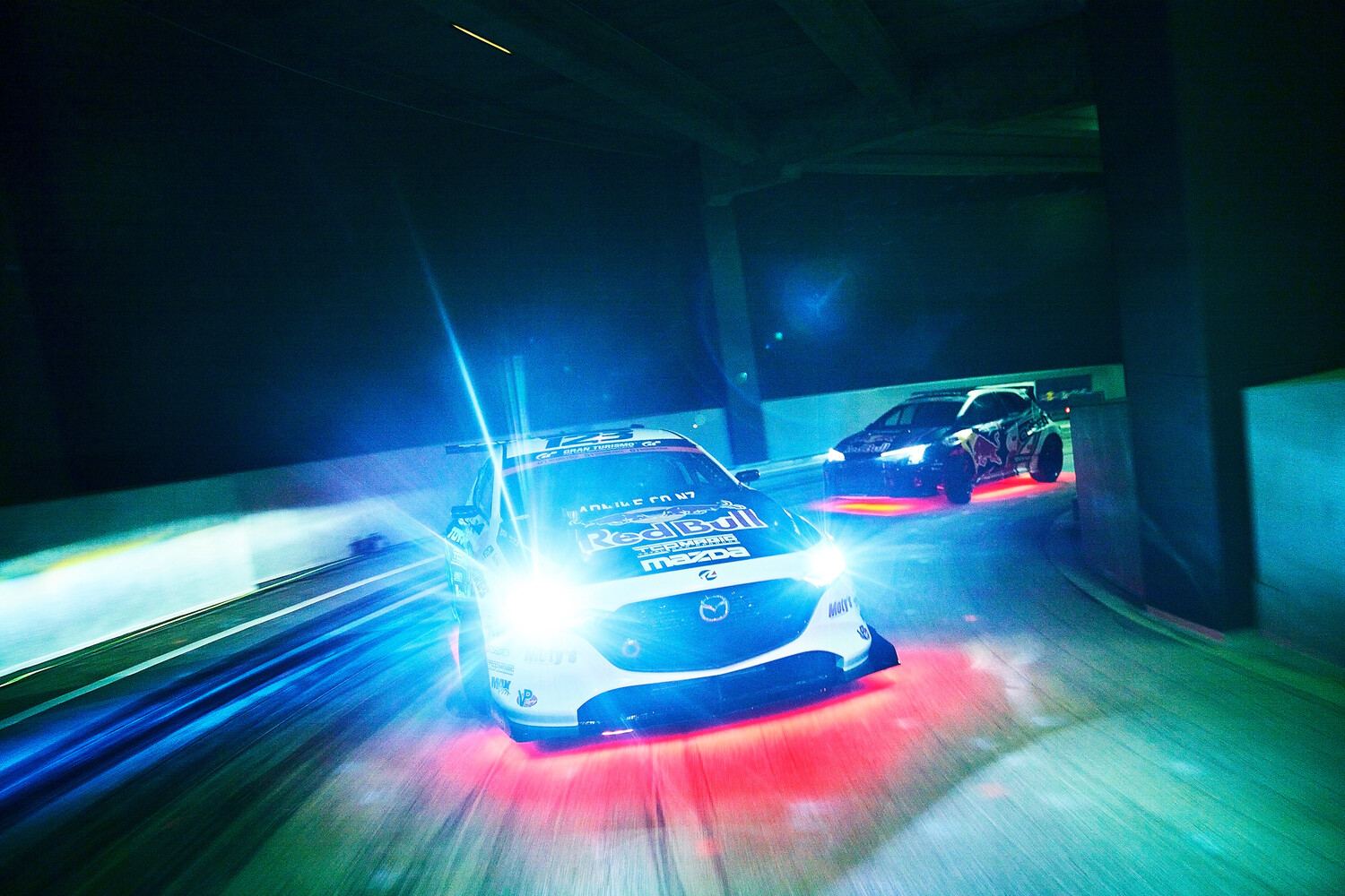 夜の巨大倉庫で追走ドリフトってまるで映画のワンシーン！ 過激