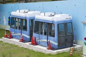 唯一無二の「ロープウェイ風モノレール」廃止後どうなった？ 車両は新天地へ 「スカイレール」の今