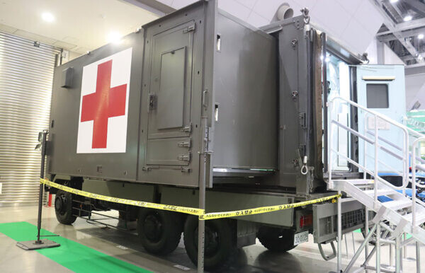 自衛隊が「動く手術室」を公開！コンテナ内に書かれた「エアコンカバーは外しましたか？」という注意書きの意味とは？