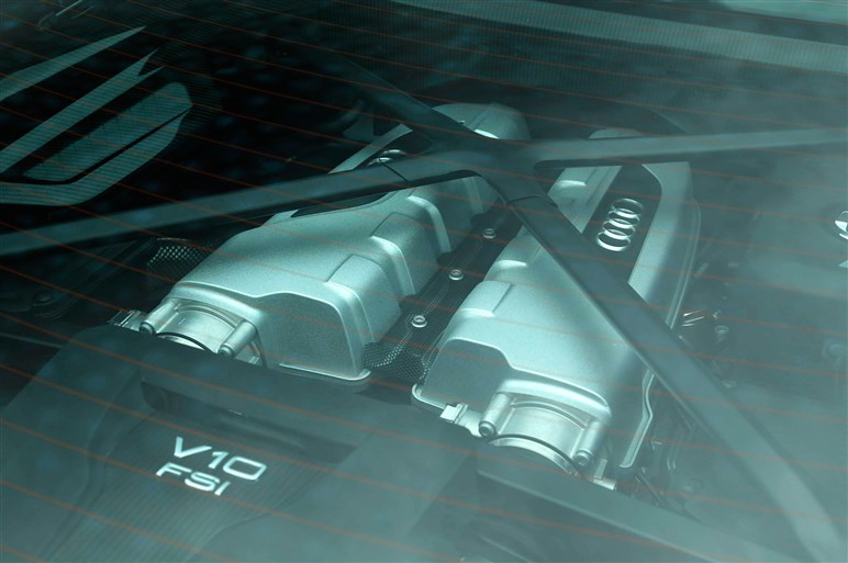 新型アウディR8。新クワトロシステム＆V10エンジンの実力をテスト