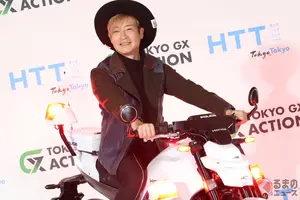 国産「“新型”白バイ」世界初公開！ 俳優「つるの剛士」も大興奮！ ホンダ製の「高性能モデル」採用に小池都知事も「皆さんも追いかけられないように！」 来春の「箱根駅伝」で走行へ