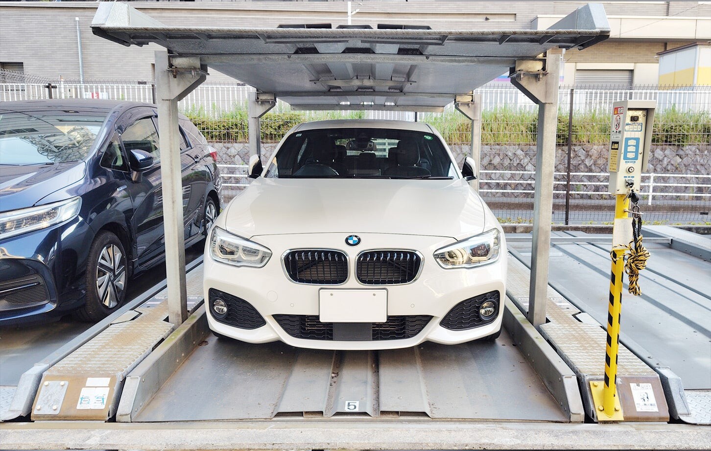 日本の「機械式駐車場」は狭すぎる！ なぜ私は愛車のBMWを手放すことになったのか、その理由。