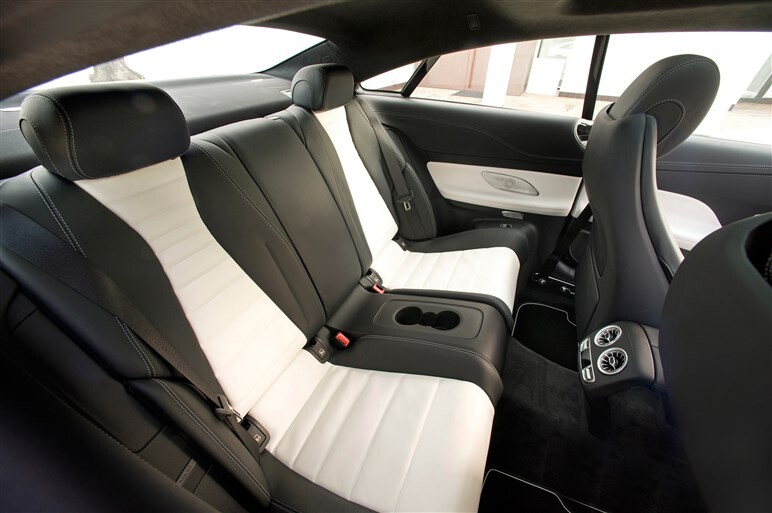 今度のEクラス クーペに、CクーペにもSクーペにもない魅力はあるか？