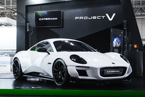 【東京オートサロン2026】ケータハムが世界初公開！量産化に向けたEVスポーツカー「プロジェクトV」の最新型プロトタイプ
