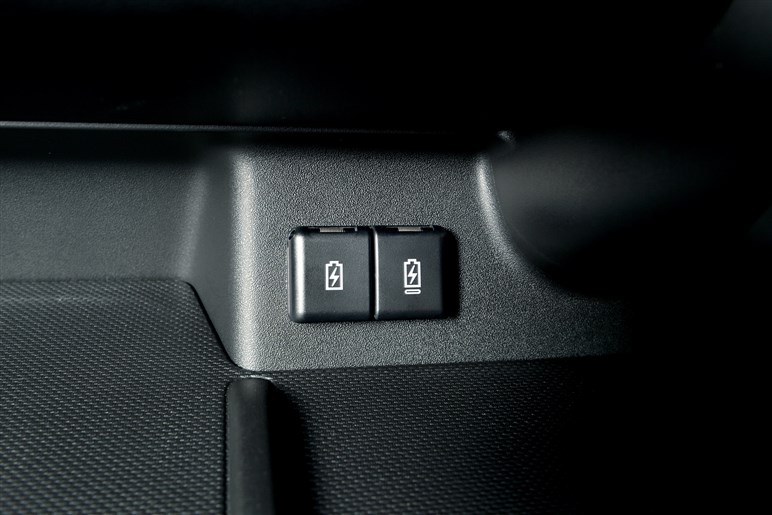 ライトはジムニー用!? 新型「スペーシアギア」のデザイナーが仕込んだ「言われないと気付かない遊び心」