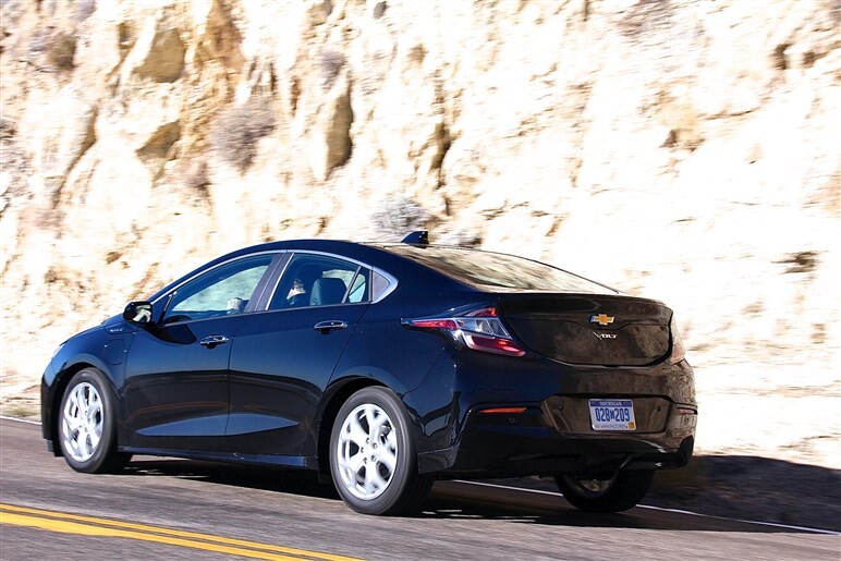 実は最大のライバル!? 新型プリウスと新型GMヴォルトをガチンコ比較