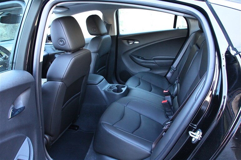 実は最大のライバル!? 新型プリウスと新型GMヴォルトをガチンコ比較