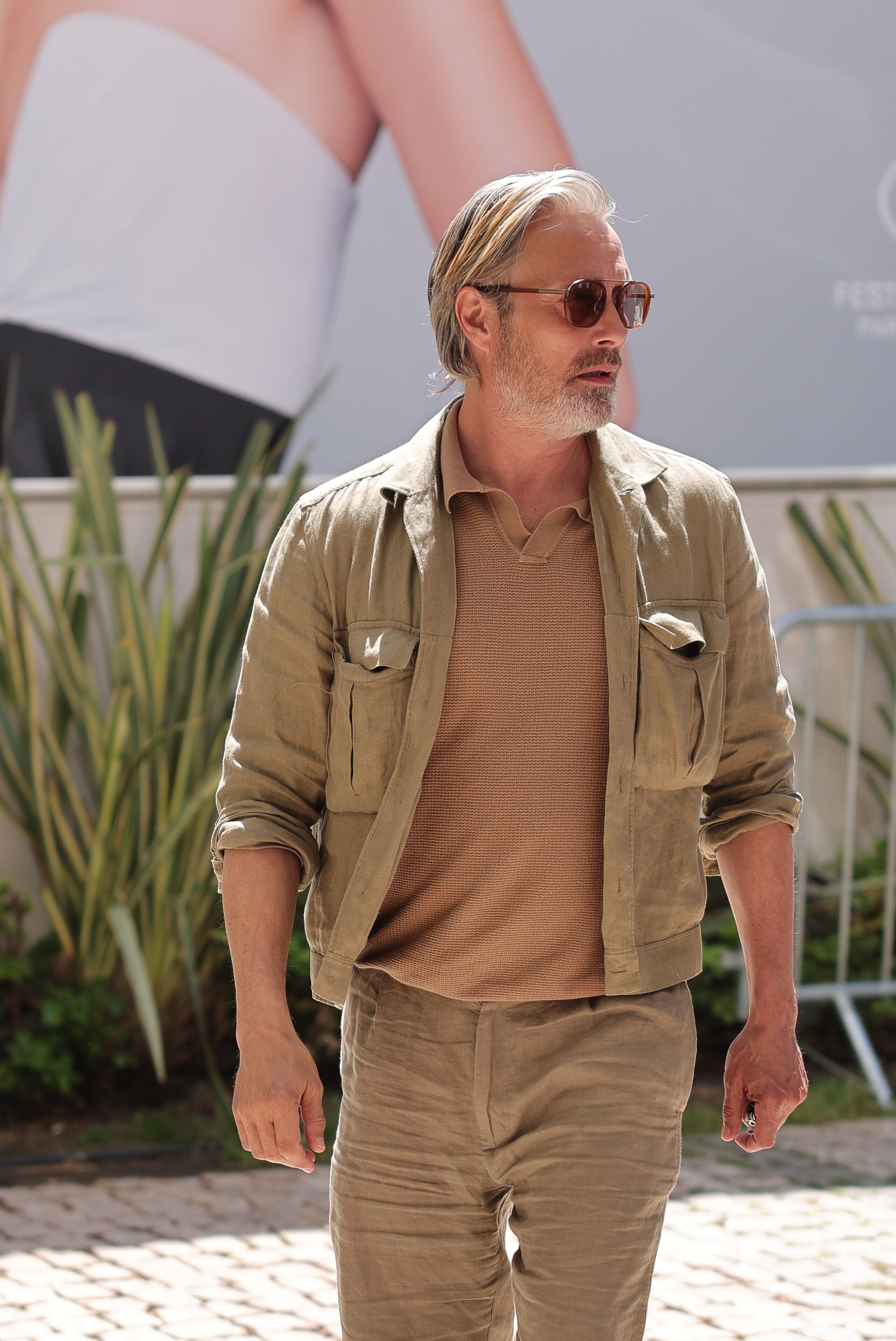 マッツ・ミケルセン、カンヌ国際映画祭2025で夏らしい「トーンオントーン」ルックを披露！