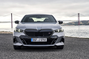 「駆け抜ける喜び」はまだ健在か？ BMWの新型5シリーズ「i5」に試乗。