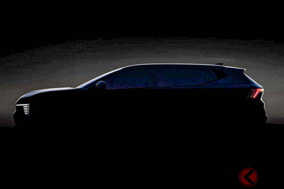 三菱が「新型コンパクトSUV」世界初公開へ!? “精悍ライト”輝くシルエットがイイ！ ヨーロピアンな「謎モデル」蘭で発表