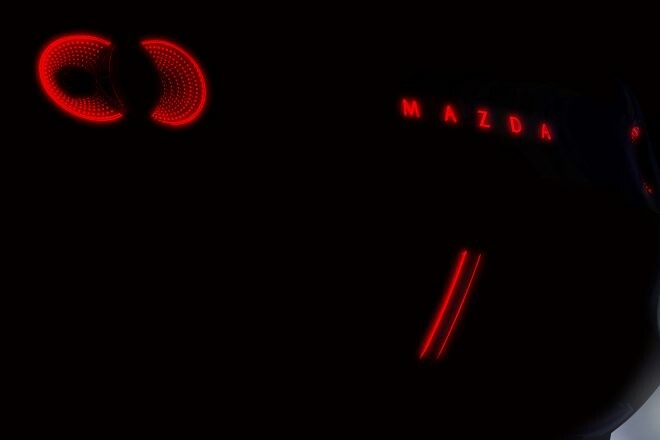 マツダ、世界初公開のコンセプトカーをジャパンモビリティショーで披露。初代ロードスターも展示