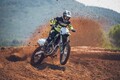 こんなに高々飛べるの!? クラストップの性能を発揮!!　トライアンフ「TF 250-X」2026年モデル発表