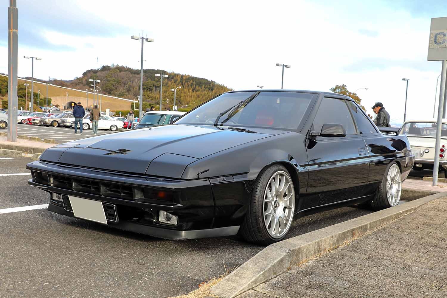 スバル初代「アルシオーネ」にぞっこん！ 1980年代に製作された未来カーの内外装は大胆なデザイン