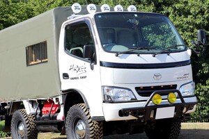 トヨタ「トヨエース」を自衛隊風にリメイク！ 小型トラックの荷台に小屋をのせてキャンピングカーに仕立てました