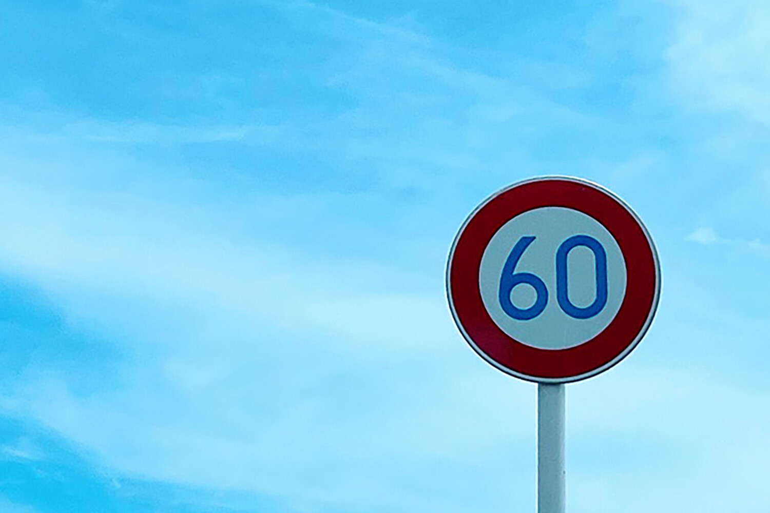 一般道の法令最高速度60km/hはどう決まった？　同じ先進国の欧州よりも低いワケとは