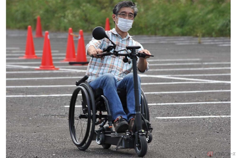 車椅子をけん引する電動キックボード 高校生バイク免許okの山梨で開発者に立ちふさがった車両区分と免許の壁 バイクのニュース 自動車情報サイト 新車 中古車 Carview