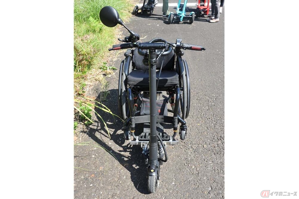 車椅子をけん引する電動キックボード 高校生バイク免許okの山梨で開発者に立ちふさがった車両区分と免許の壁 バイクのニュース 自動車情報サイト 新車 中古車 Carview