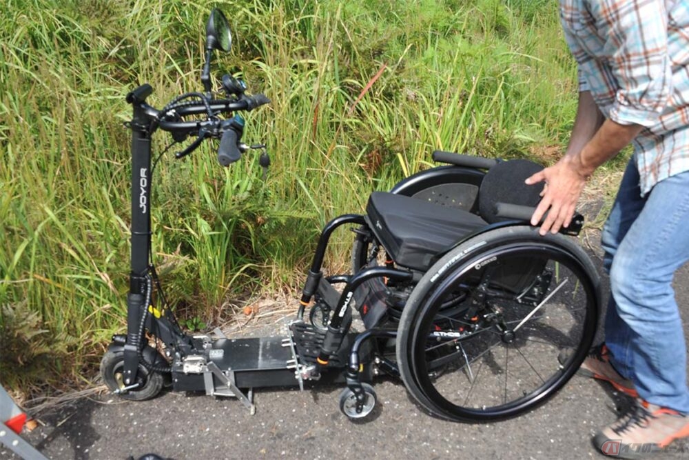 車椅子をけん引する電動キックボード 高校生バイク免許okの山梨で開発者に立ちふさがった車両区分と免許の壁 バイクのニュース 自動車情報サイト 新車 中古車 Carview