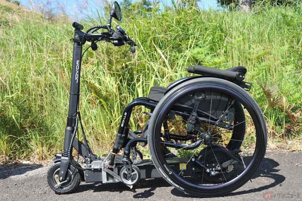 車椅子をけん引する電動キックボード 高校生バイク免許okの山梨で開発者に立ちふさがった車両区分と免許の壁 バイクのニュース 自動車情報サイト 新車 中古車 Carview