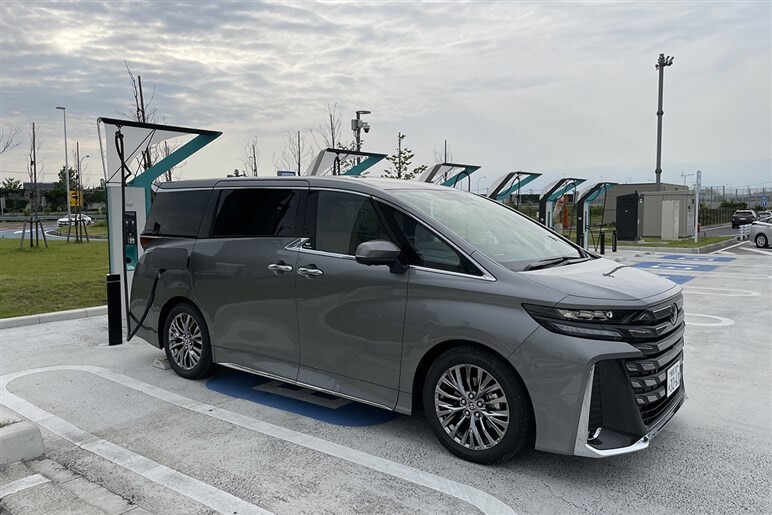 1000万円超でも乗れば売れるのも納得。「ヴェルファイアPHEV」は“ショーファーカー”の完成形だった