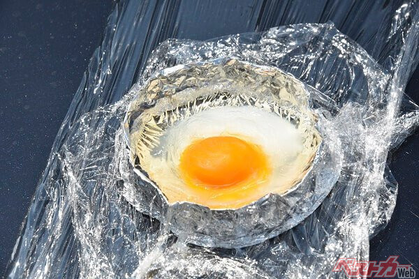 猛暑日に屋外駐車場に停めたらヤバい!!　ゆで卵もできちゃう!!!　車内の熱気を一気に逃がす裏ワザとは？