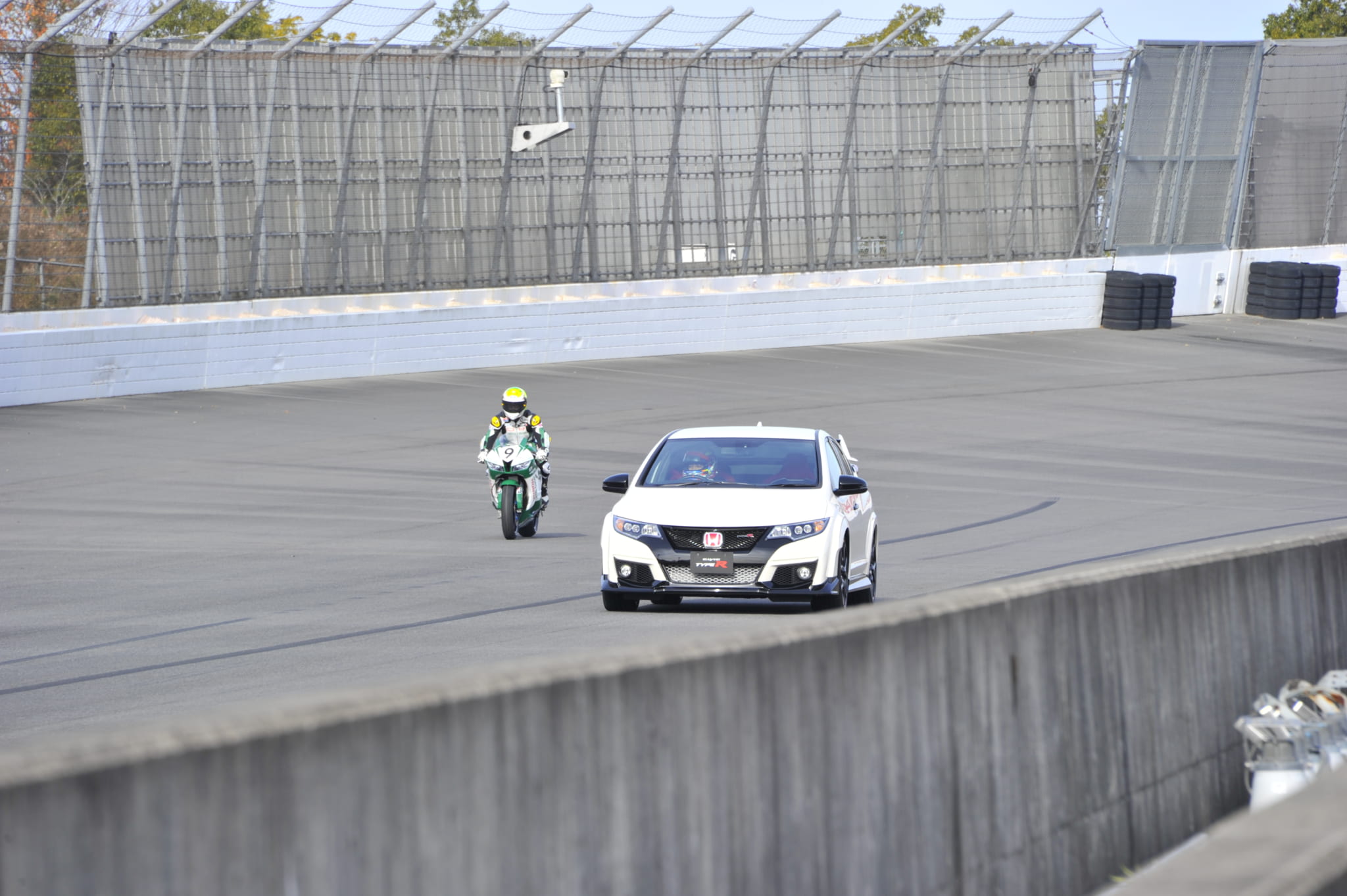 クルマとバイクはどっちが速い F1エンジン開発経験者の出した答えとは Auto Messe Web 自動車情報サイト 新車 中古車 Carview