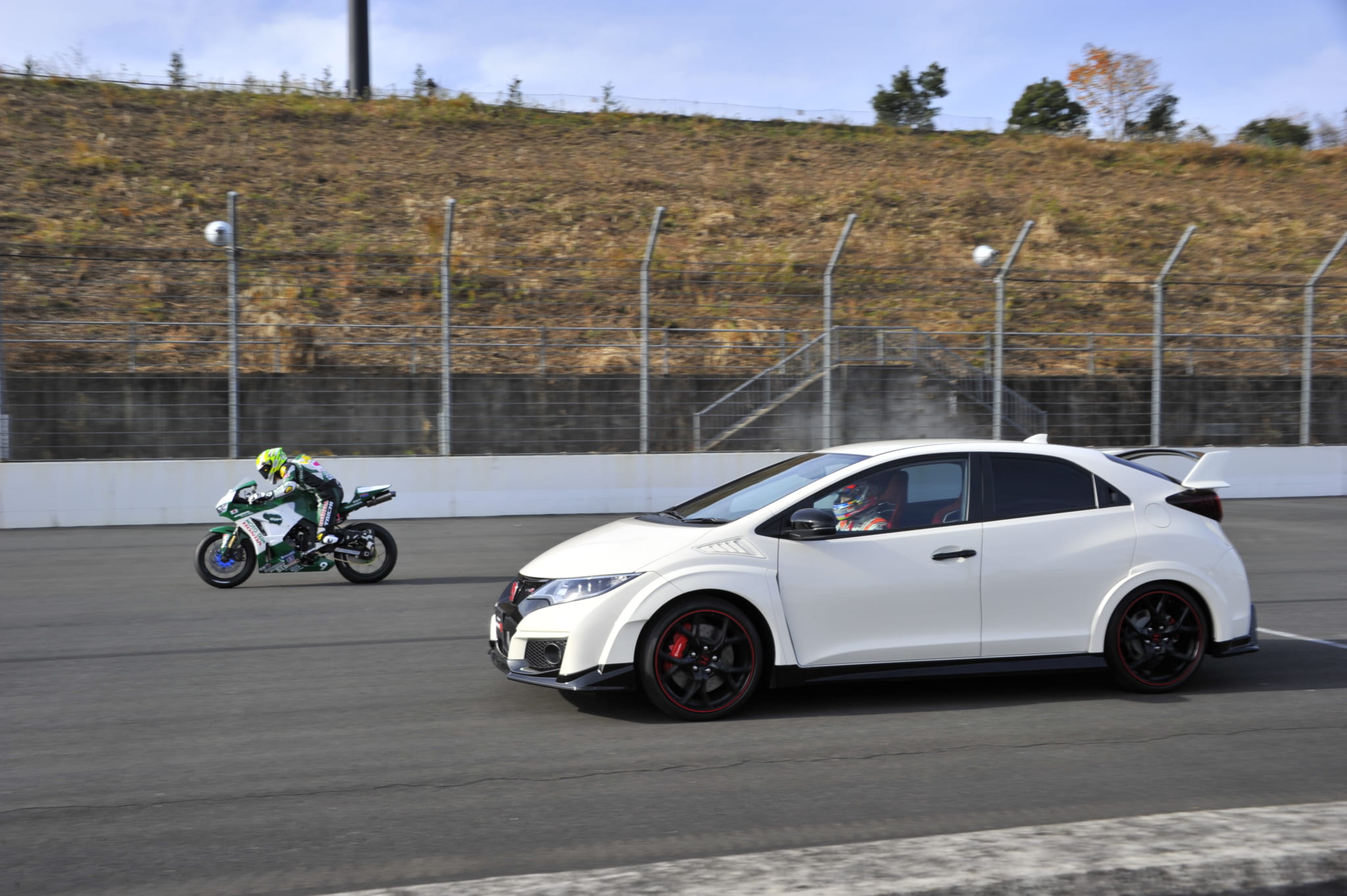 クルマとバイクはどっちが速い F1エンジン開発経験者の出した答えとは Auto Messe Web 自動車情報サイト 新車 中古車 Carview