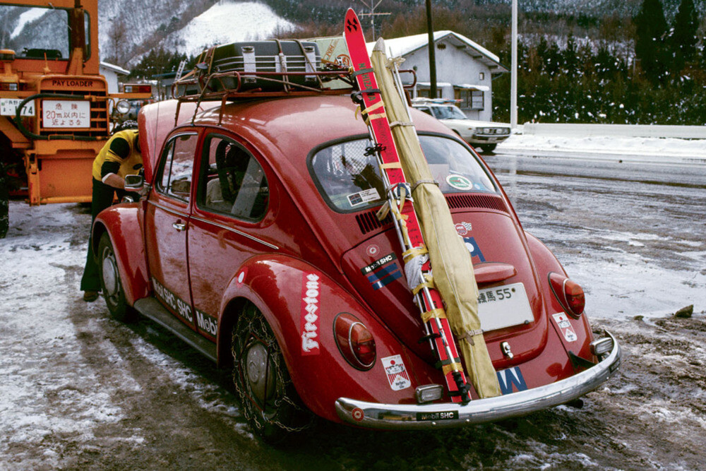 懐かしのクルマが続々スキー場へ！　50年前のスキーリゾート、志賀高原のクルマ事情をリバイバル・レポート（前編） フェアレディZからVWビートルまでお宝車の写真を一挙公開
