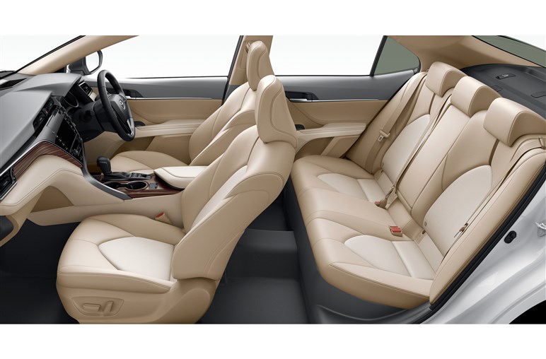 トヨタ「カムリ」　低燃費で先進安全装備も充実の高品質好バランスセダン