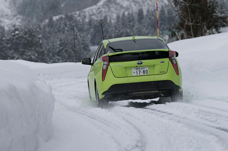 プリウス4WDモデル・E-Fourで雪上ロングドライブテスト