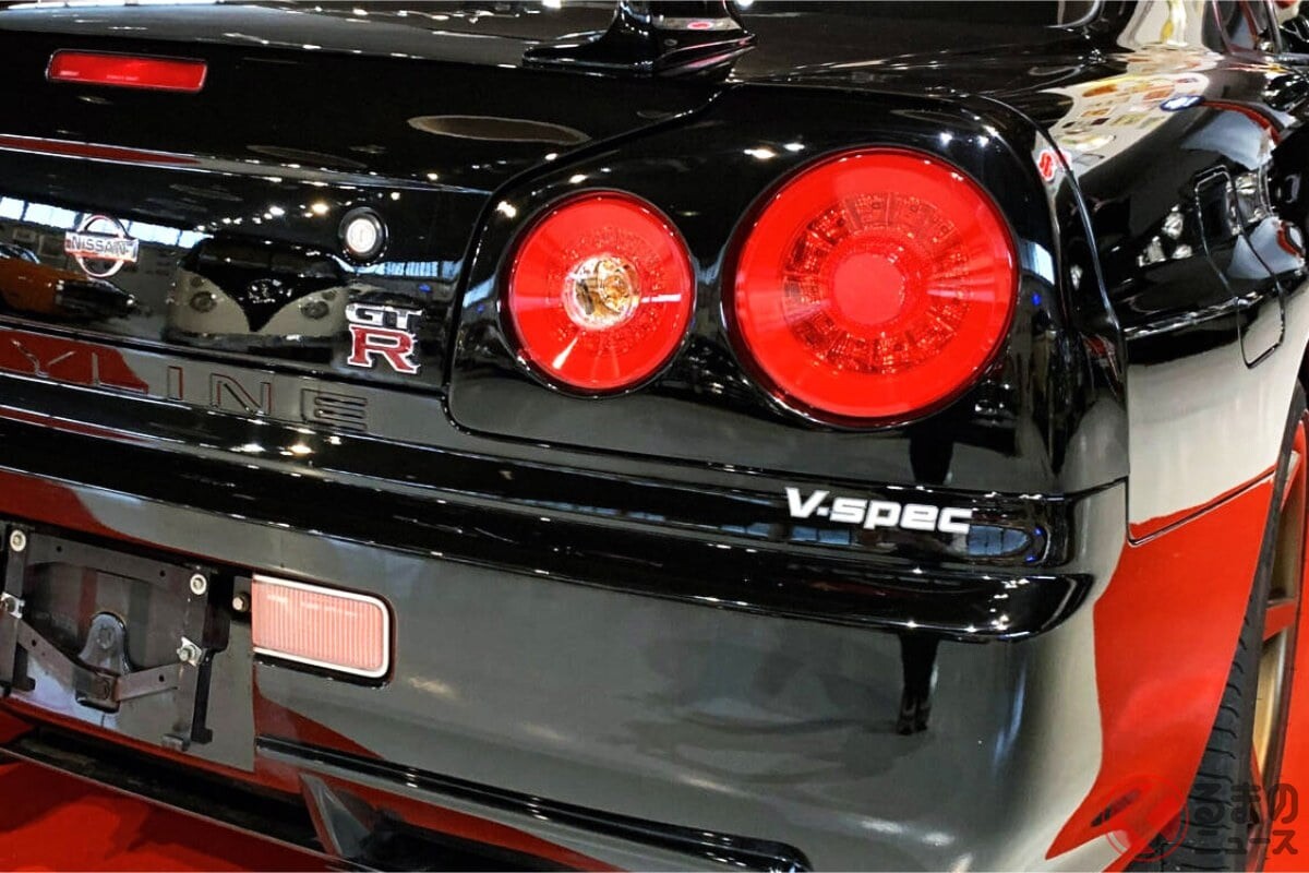 26年落ちでも“3800万円”の「日産車」!? 全長4.6m級ボディの「“4人乗り”スポーツカー」がカッコいい！ 550馬力「RB26」搭載の「R34 スカイラインGT-R」が英国オークションに登場