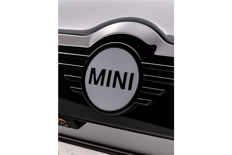 飼いならされていないMINI クロスオーバー!?　特別仕様車アンテイムド エディション発売