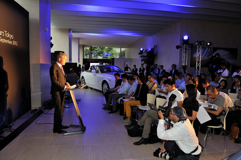 ロールスロイス新ショールームに着物美女