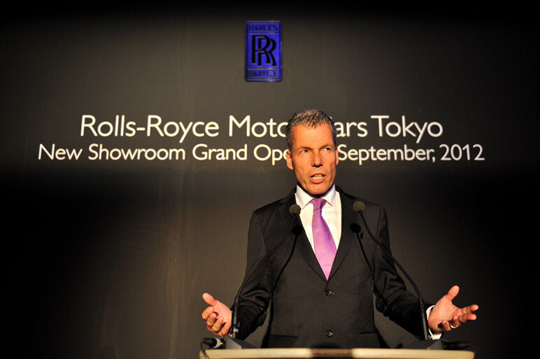 ロールスロイス新ショールームに着物美女