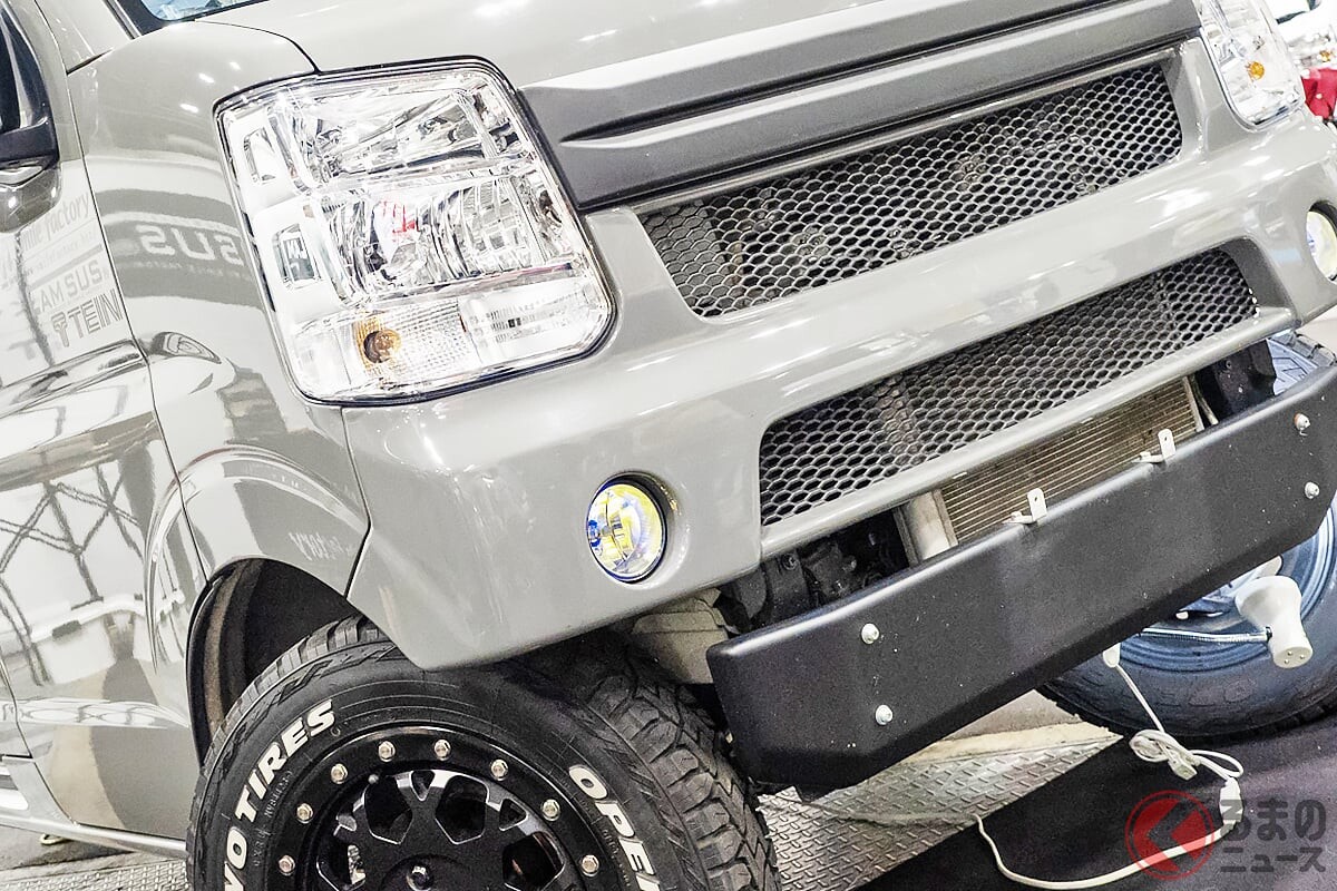 スズキの「“2階建て”軽バン!?」実車公開！ 斬新“横開き”ルーフで「大人4人“寝られる”」“スライドドア”モデル「エブリイ」がスゴい！ スマイルファクトリーのキャンパー「オフタイムBASE」に注目！