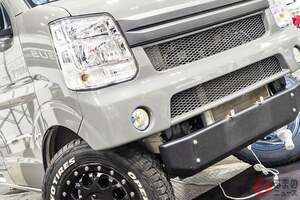 スズキの「“2階建て”軽バン!?」実車公開！ 斬新“横開き”ルーフで「大人4人“寝られる”」“スライドドア”モデル「エブリイ」がスゴい！ スマイルファクトリーのキャンパー「オフタイムBASE」に注目！