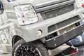 スズキの「“2階建て”軽バン!?」実車公開！ 斬新“横開き”ルーフで「大人4人“寝られる”」“スライドドア”モデル「エブリイ」がスゴい！ スマイルファクトリーのキャンパー「オフタイムBASE」に注目！