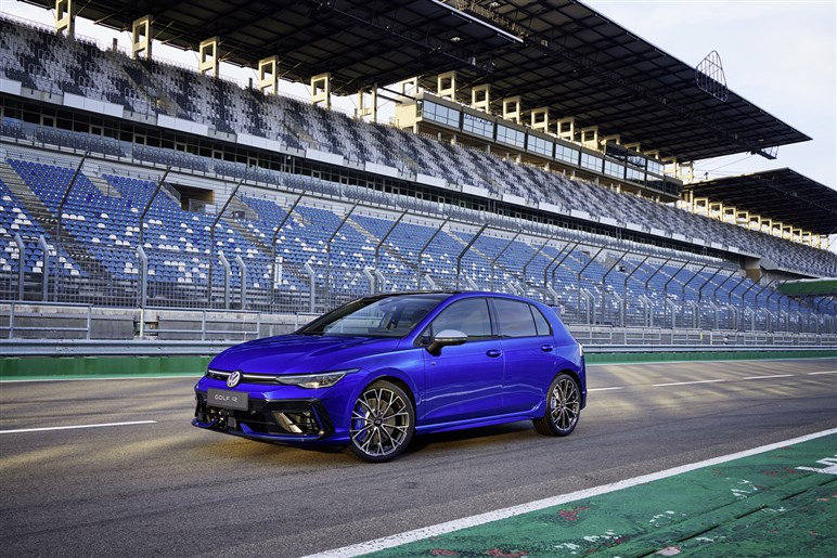 VW史上最速の新型「ゴルフR」日本初公開。価格は850万円前後？ 新型「ゴルフGTI」も展示【TAS25】