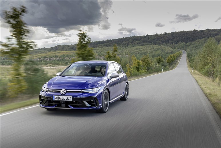VW史上最速の新型「ゴルフR」日本初公開。価格は850万円前後？ 新型「ゴルフGTI」も展示【TAS25】