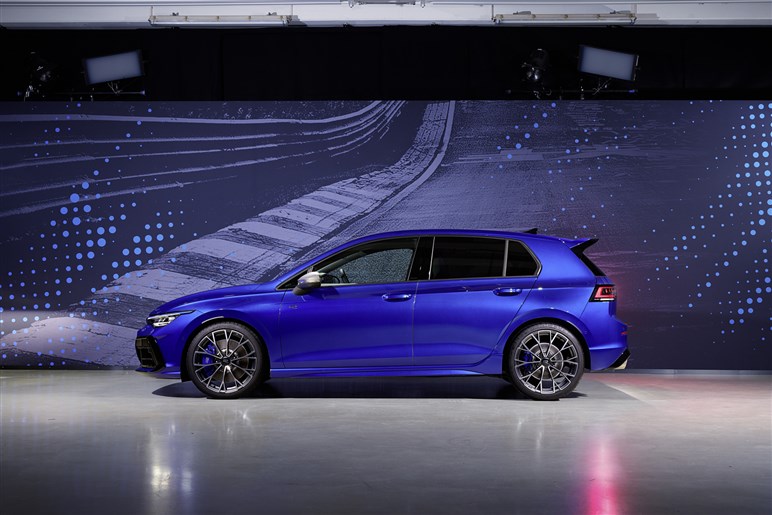 VW史上最速の新型「ゴルフR」日本初公開。価格は850万円前後？ 新型「ゴルフGTI」も展示【TAS25】