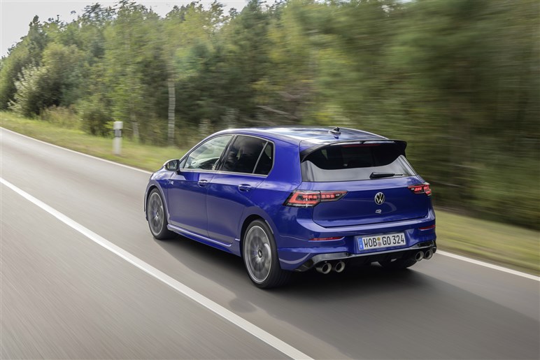 VW史上最速の新型「ゴルフR」日本初公開。価格は850万円前後？ 新型「ゴルフGTI」も展示【TAS25】